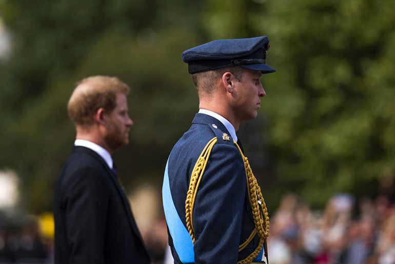 Συντετριμμένοι οι Γουίλιαμ και Χάρι στη νεκρική πομπή της Ελισάβετ – Μνήμες από την κηδεία της Νταϊάνα